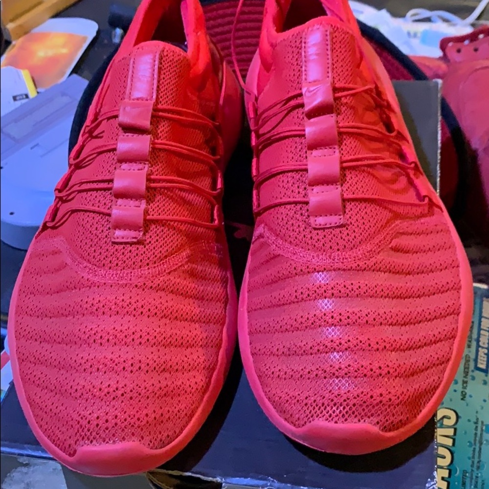 Nike size 10.5 red vnds